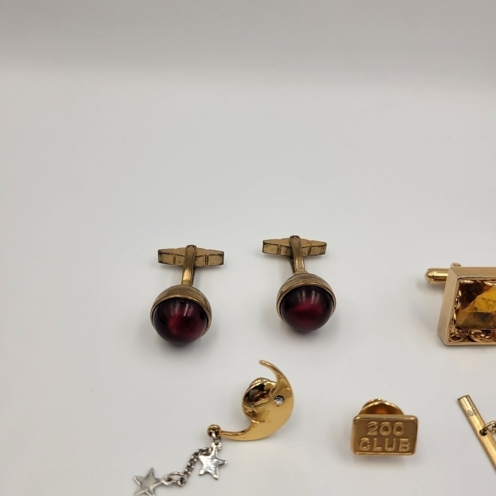 Lot of Gold-Toned Men’s Accessories Including Tie Pins & Cuff Links - Picture 2 of 4